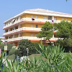 Three Room Flat With Garden Enciosed By Hedge