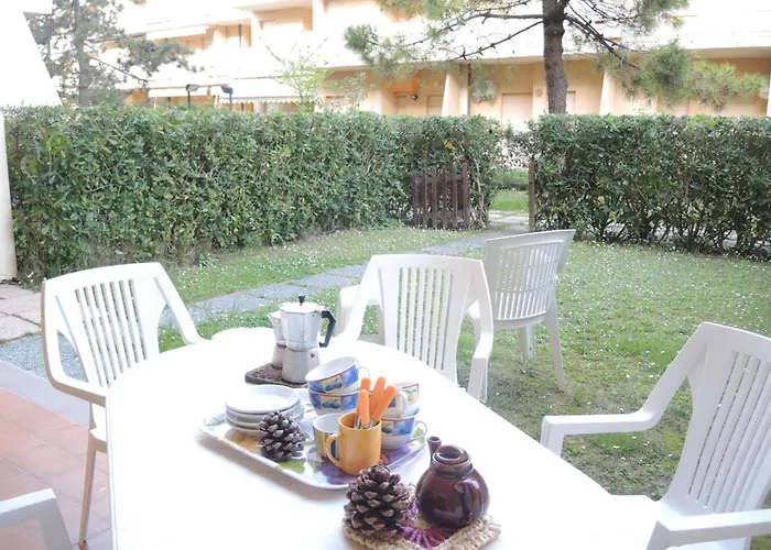 Three Room Flat With Garden Enciosed By Hedge